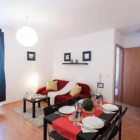 Bright And Homey Ac Near The Center Apartman