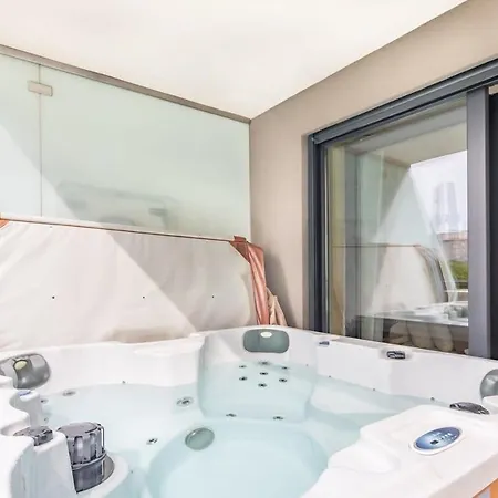 Jacuzzi On Terrace - Unique Budapest