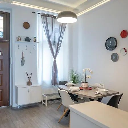 Chic Flat With River View * Budapesta