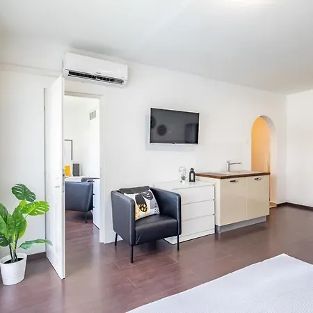 Sunny Balcony - Cute And Cozy Appartement