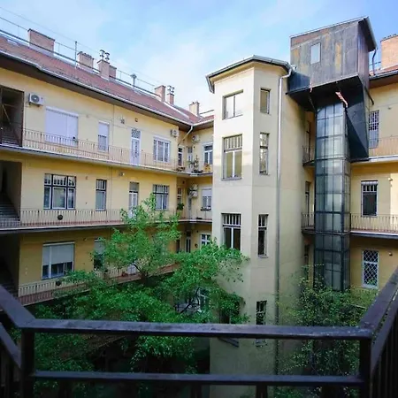Apartman Spacious Retreat By Puskas Arena