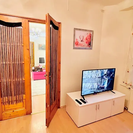 Chloe Ll Apartment *