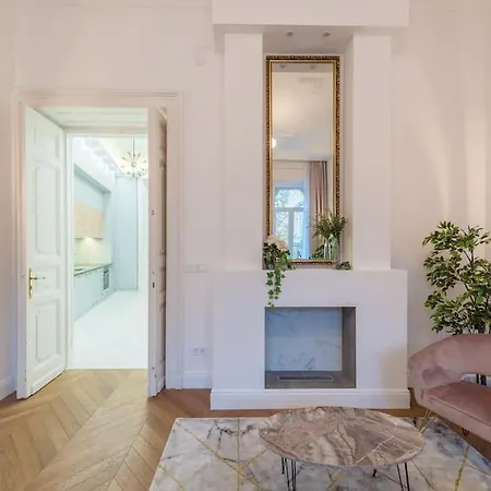Palace Inn- Downtown Apartment *