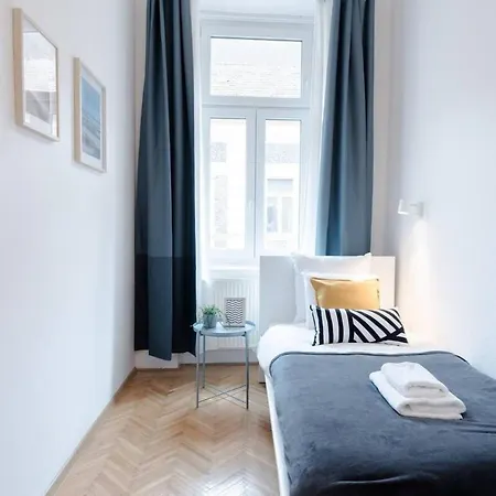 Excellent Location Lovely With Ac Budapeste