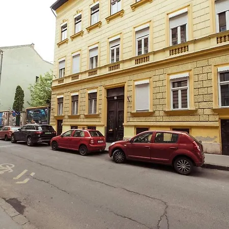 Excellent Location Lovely With Ac Budapeste
