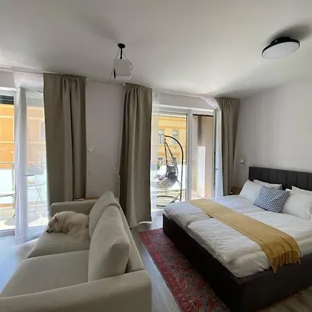 Zene Lux Vinyl Record Player & Projector Apartment Budapest