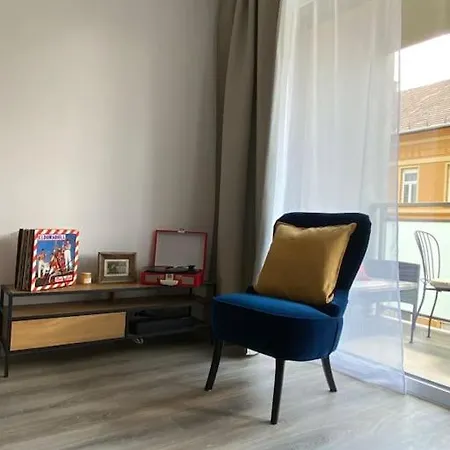 Zene Lux Vinyl Record Player & Projector Apartment