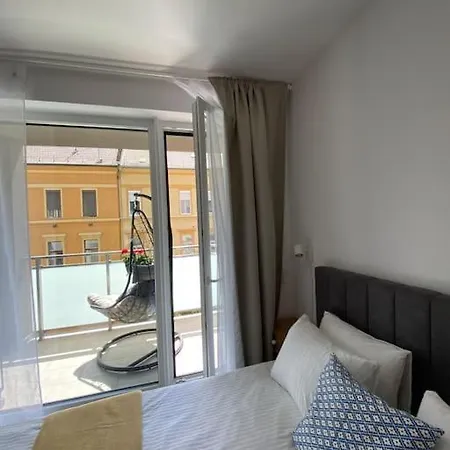 Zene Lux Vinyl Record Player & Projector Apartment
