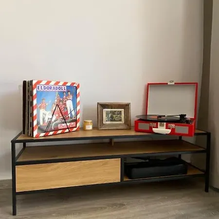 Apartment Zene Lux Vinyl Record Player & Projector *