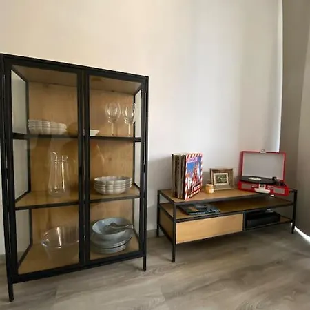 Zene Lux Vinyl Record Player & Projector Apartment