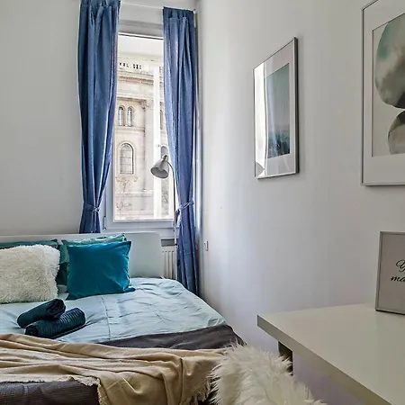 Cozy 4 Bedroom Overlooking The Basilica Apartment *
