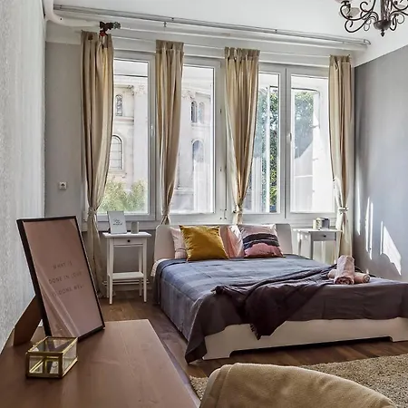 Cozy 4 Bedroom Overlooking The Basilica