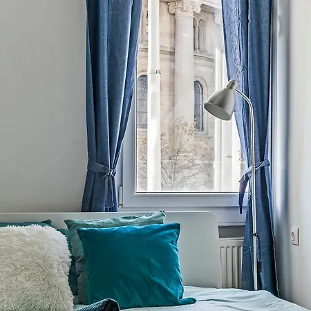 Cozy 4 Bedroom Overlooking The Basilica Apartment