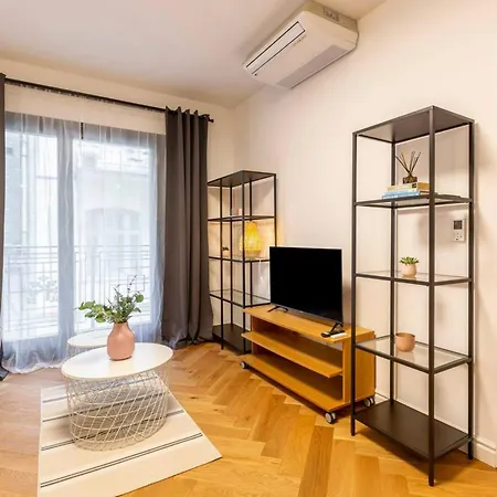 Appartement Romantic By Andrassy Street With Garage And Rooftop Pool