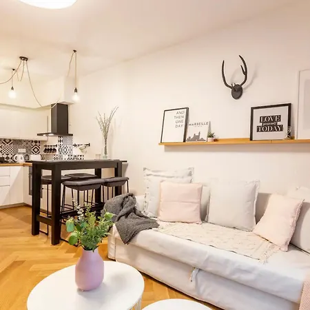 Romantic By Andrassy Street With Garage And Rooftop Pool Apartmán