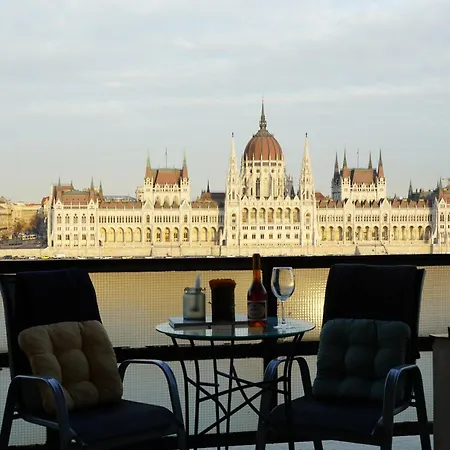 Apartment Stunning Balcony Parliament View