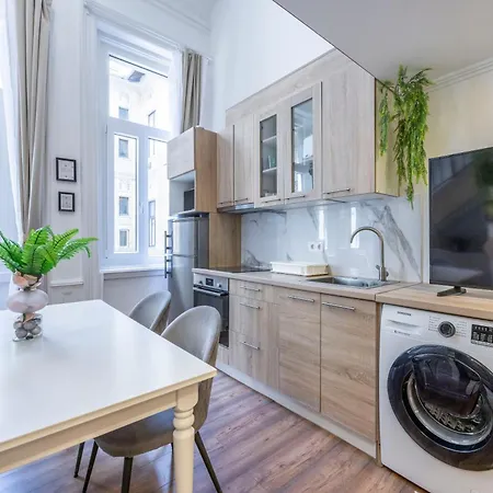 Apartment Cozy & Homy In The Heart Of