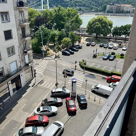 Golden At Erzsebet Bridge Apartment Budapest
