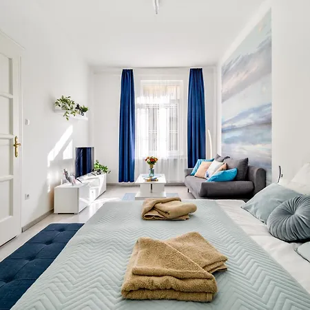 Oasis 2 Bd Apartment Budapest