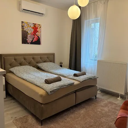 Suzannah By The Danube Apartment *