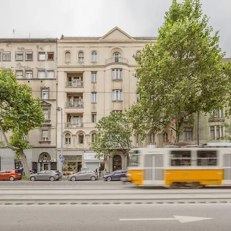 In Heart Of Bartok Bela Boulevard Apartment