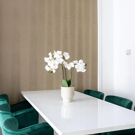 Luxy Spacious & Cozy With Balcony Apartment *