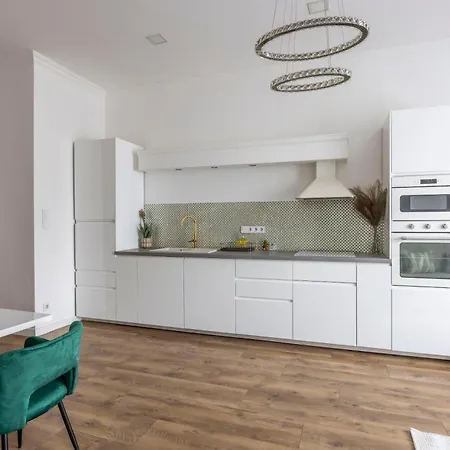 Luxy Spacious & Cozy With Balcony *