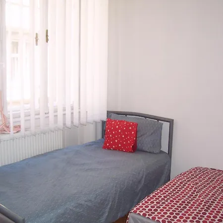 Universal Hostel