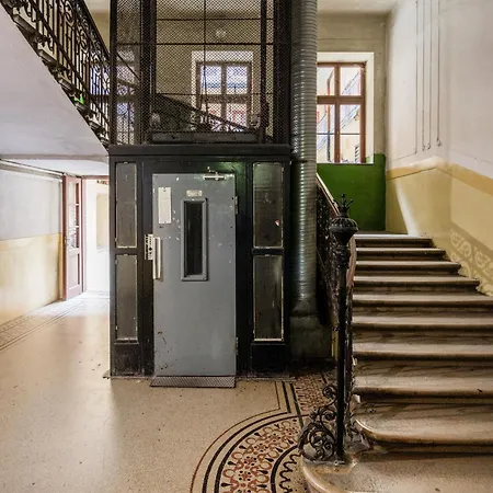 Apartment Oasis - Modern Charm, Timeless Comfort Budapest