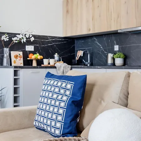 Apartment Oasis - Modern Charm, Timeless Comfort *