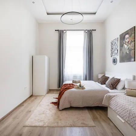 Apartment Oasis - Modern Charm, Timeless Comfort Budapest