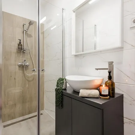 Oasis - Modern Charm, Timeless Comfort Apartment *