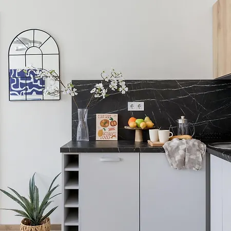 Apartment Oasis - Modern Charm, Timeless Comfort *