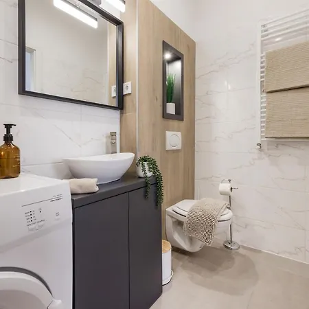 Apartment Oasis - Modern Charm, Timeless Comfort *