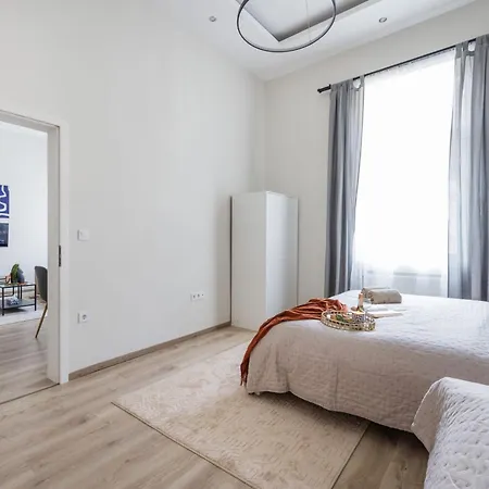 Apartment Oasis - Modern Charm, Timeless Comfort *