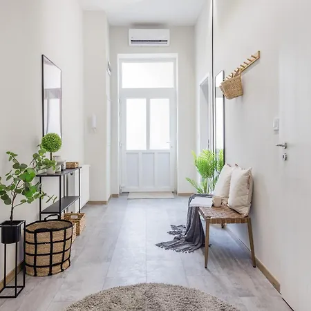 Apartment Oasis - Modern Charm, Timeless Comfort Budapest