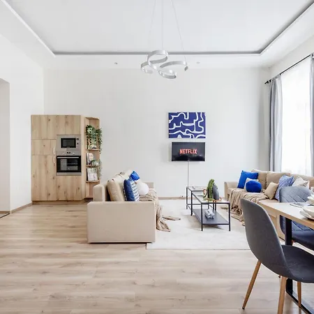 Oasis - Modern Charm, Timeless Comfort Apartment Budapest