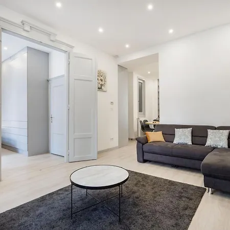 Apartment Elegant Two-bedroom In The Centre *
