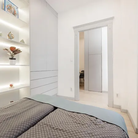 Elegant Two-bedroom In The Centre Apartment