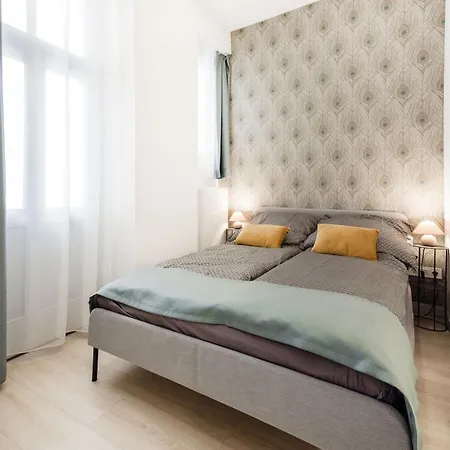 Elegant Two-bedroom In The Centre Apartment *