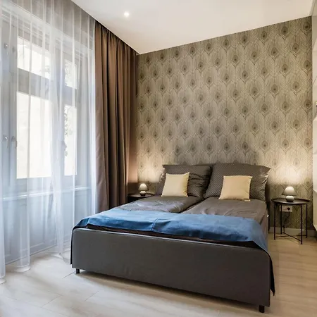 Elegant Two-bedroom In The Centre Apartment