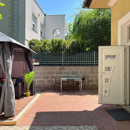 Brand New Garden Flat / Free Parking Апартаменты *