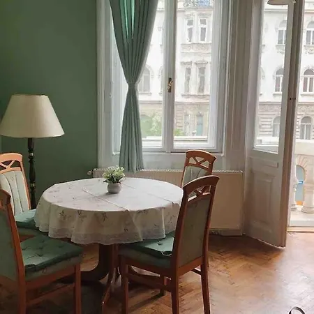 Apartment 5 Downtown Vintage With Balcony
