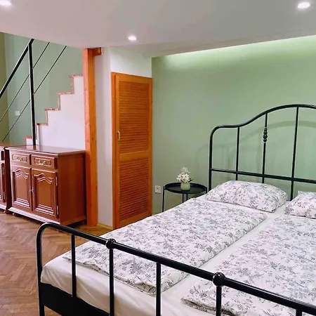 5 Downtown Vintage With Balcony *