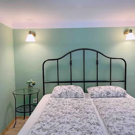 5 Downtown Vintage With Balcony Apartment