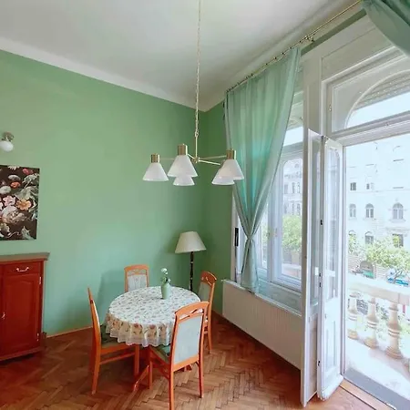 Apartment 5 Downtown Vintage With Balcony
