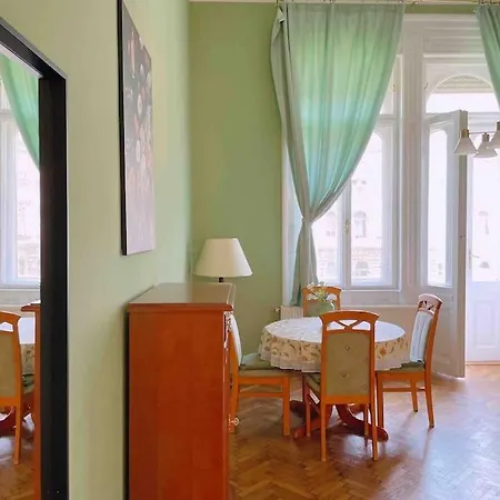 5 Downtown Vintage With Balcony Apartment