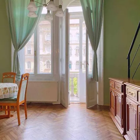 Apartment 5 Downtown Vintage With Balcony Budapest
