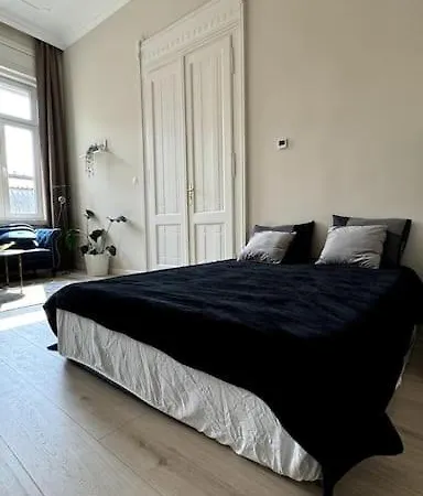 Stylish Parisian 3br In Budapest, Sleeps 9 Apartment Budapest