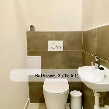 Stylish Parisian 3br In Budapest, Sleeps 9 * Budapest